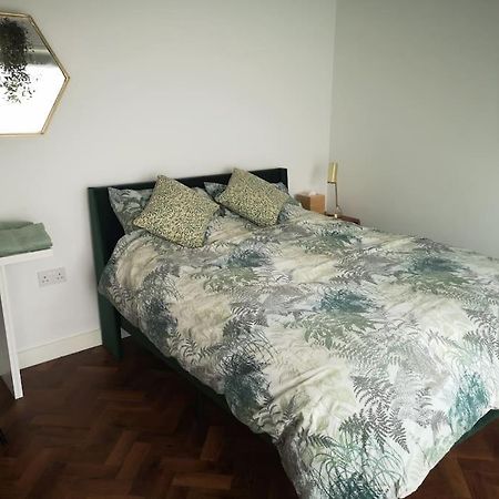 Stylish Apartment In Horsham With Parking And Own Entrance Extérieur photo