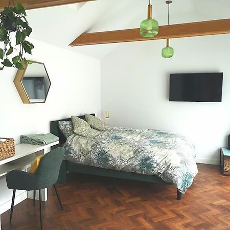 Stylish Apartment In Horsham With Parking And Own Entrance Extérieur photo