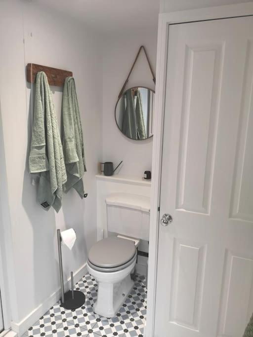 Stylish Apartment In Horsham With Parking And Own Entrance Extérieur photo