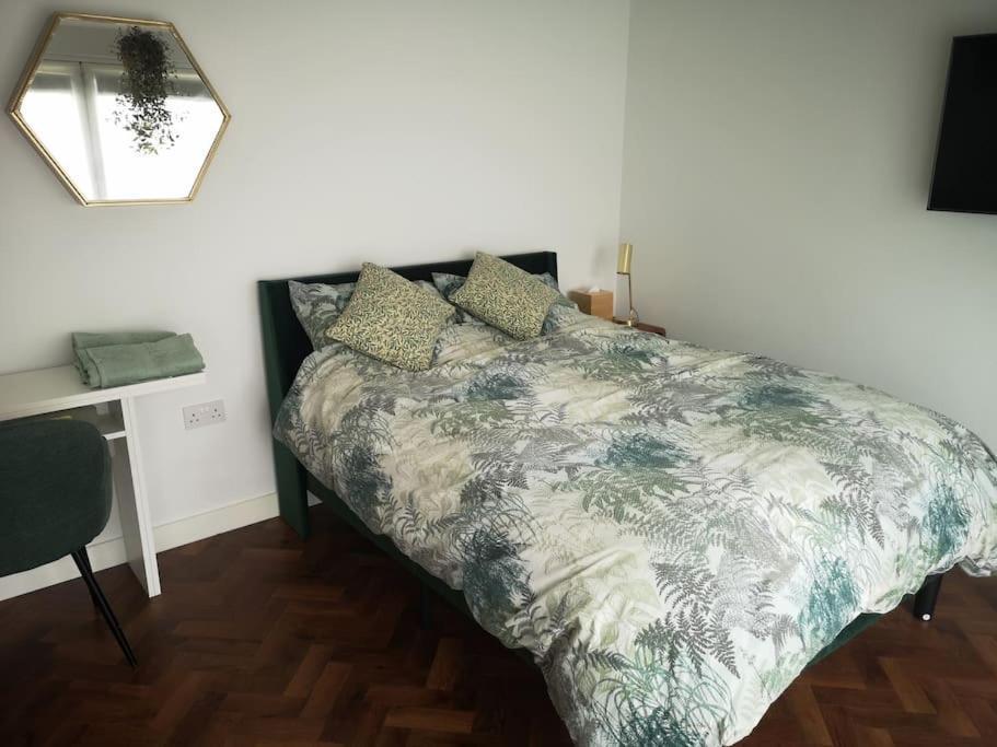Stylish Apartment In Horsham With Parking And Own Entrance Extérieur photo