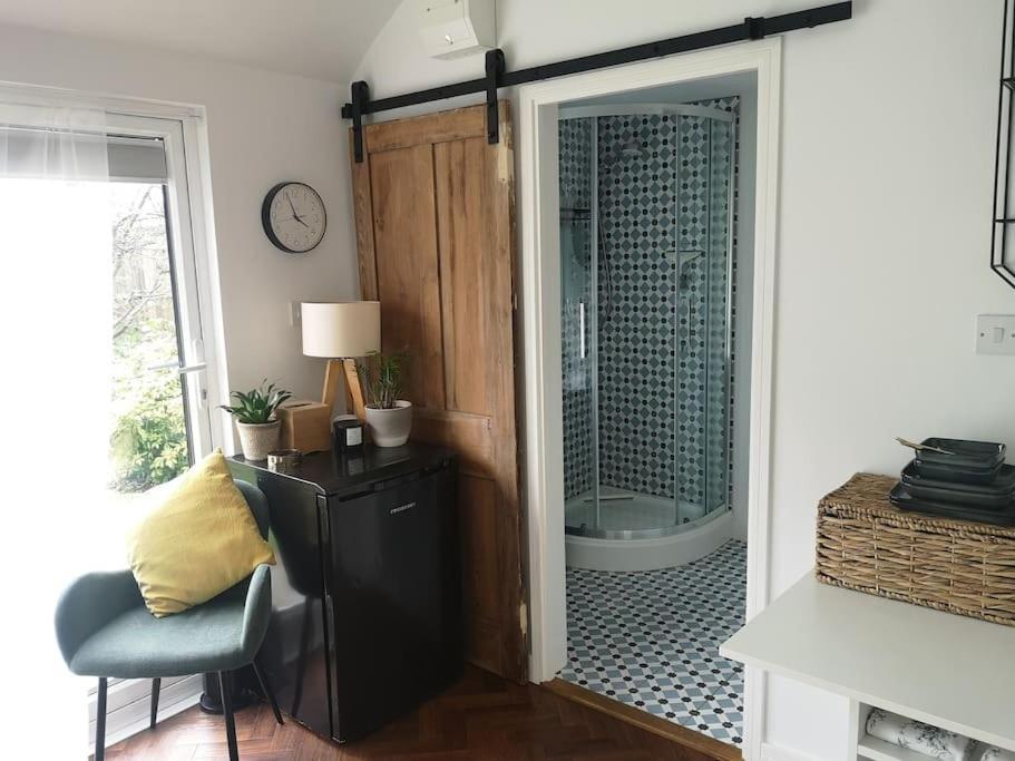 Stylish Apartment In Horsham With Parking And Own Entrance Extérieur photo