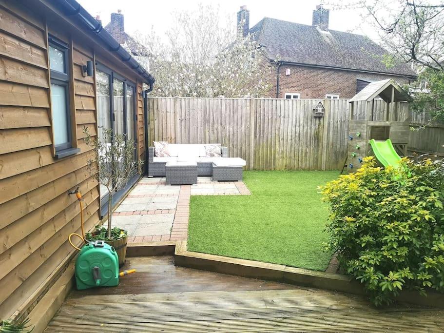 Stylish Apartment In Horsham With Parking And Own Entrance Extérieur photo