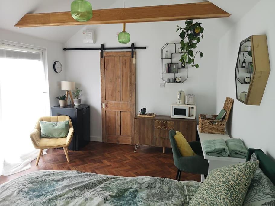 Stylish Apartment In Horsham With Parking And Own Entrance Extérieur photo