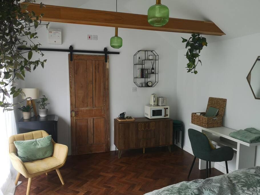 Stylish Apartment In Horsham With Parking And Own Entrance Extérieur photo