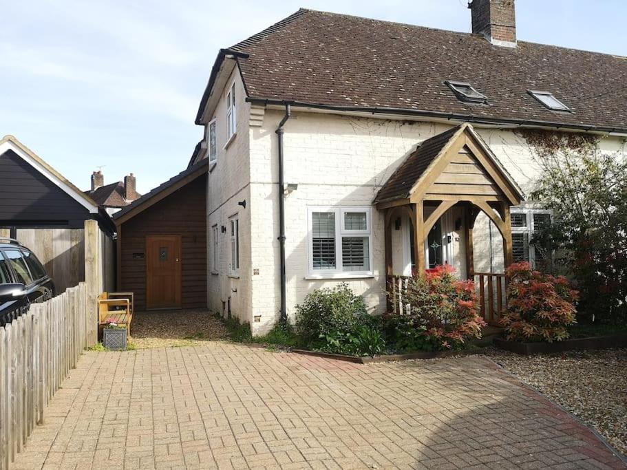Stylish Apartment In Horsham With Parking And Own Entrance Extérieur photo